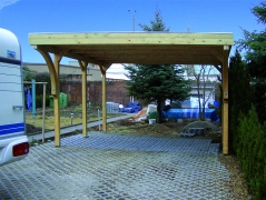 Einzelcarport 7005KB Akzent mit 2 kleinen Leimholzbögen und Sonderhöhe für Campinganhänger
